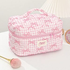 Grande vanity matelassée losanges à motif nœuds roses sur fond vichy rose et blanc.