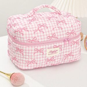 Grande vanity matelassée losanges à motif nœuds roses sur fond vichy rose et blanc.